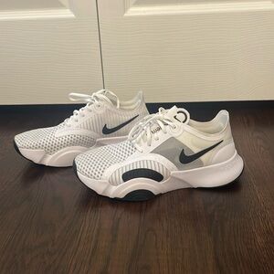 Nike women’s tennis shoes